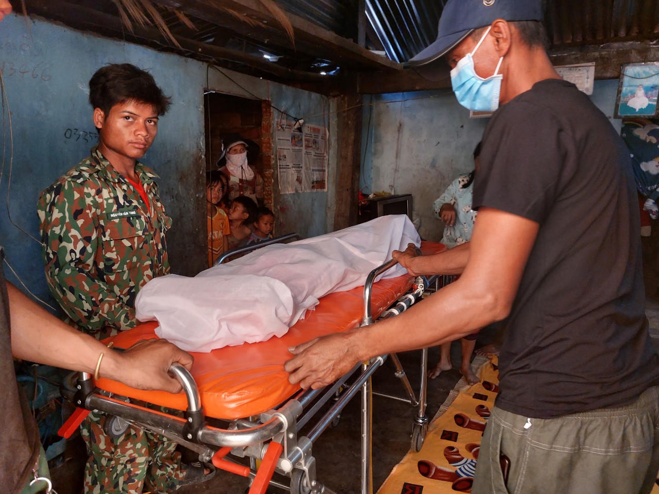 Chặt đầu đạn, 6 người thương vong