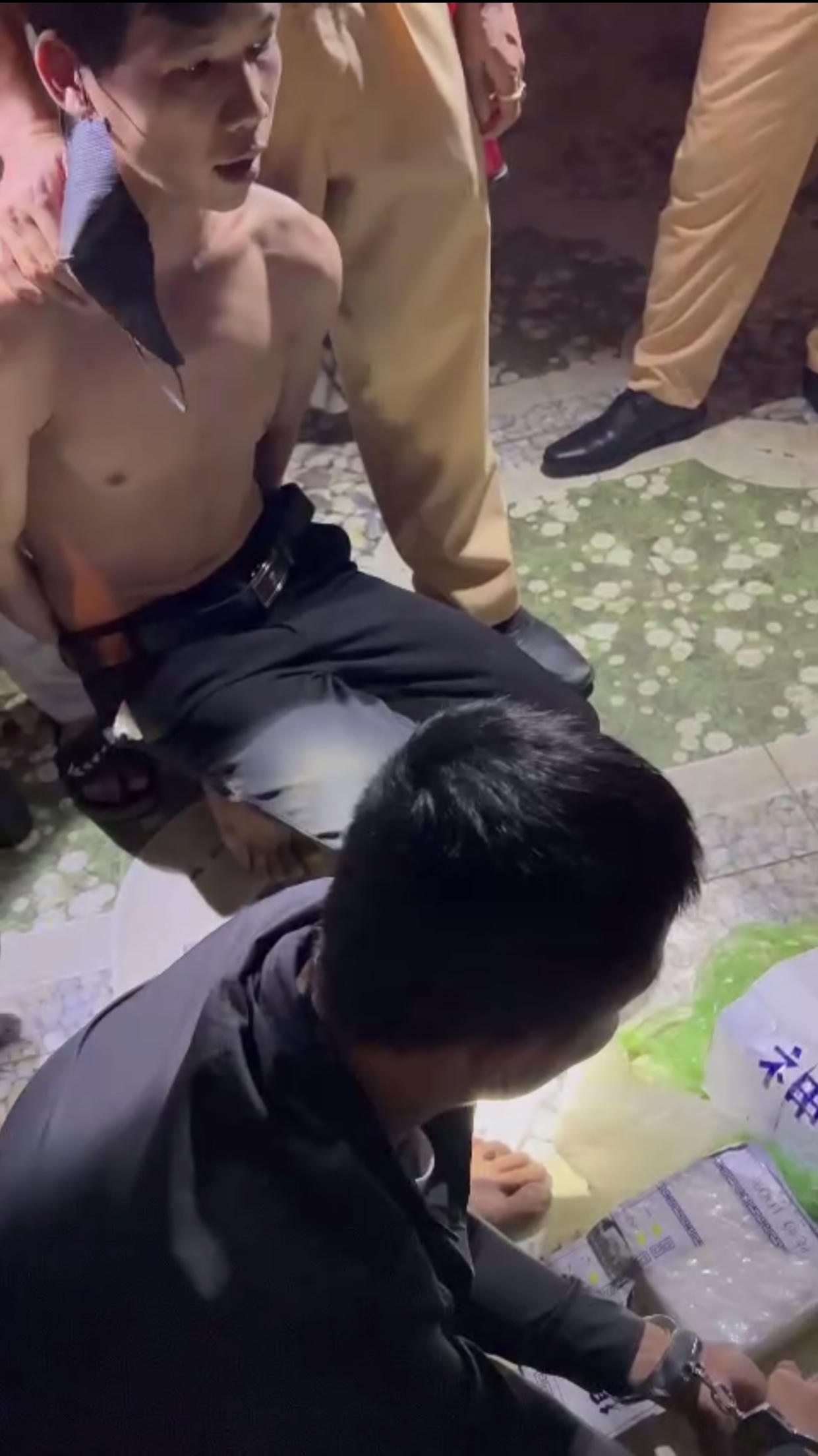 Kon Tum: Bắt 2 đối tượng vận chuyển hơn 2 kg ma tuý