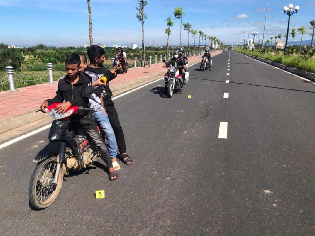 Dùng ná cao su bắn vào cảnh sát, 2 đối tượng bị khởi tố