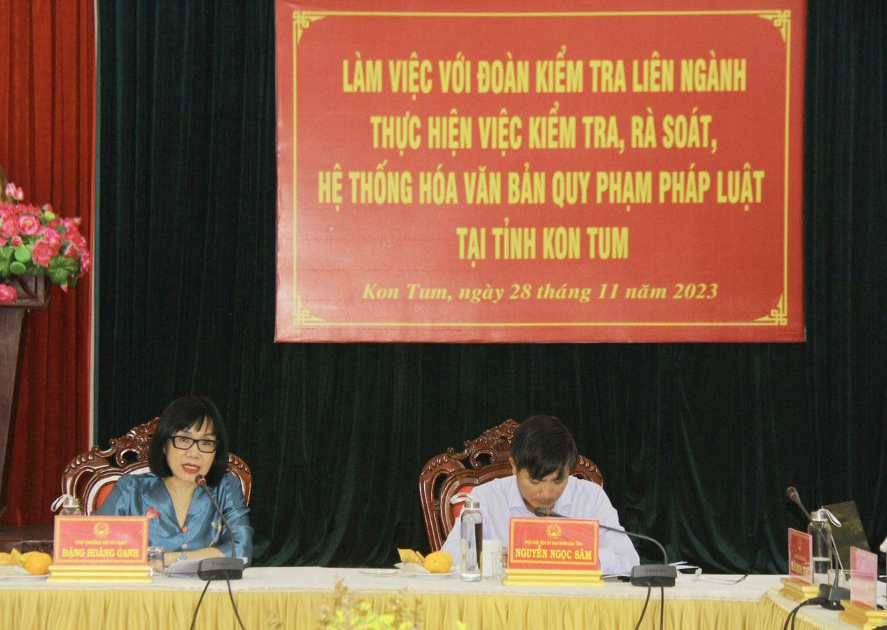 Thứ trưởng Đặng Hoàng Oanh: Kon Tum cần vận dụng tối đa các nguồn lực nhằm đẩy mạnh công tác kiểm tra, rà soát các văn bản quy phạm pháp luật
