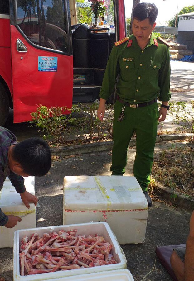 Phát hiện xe khách vận chuyển quần áo, thực phẩm không rõ nguồn gốc