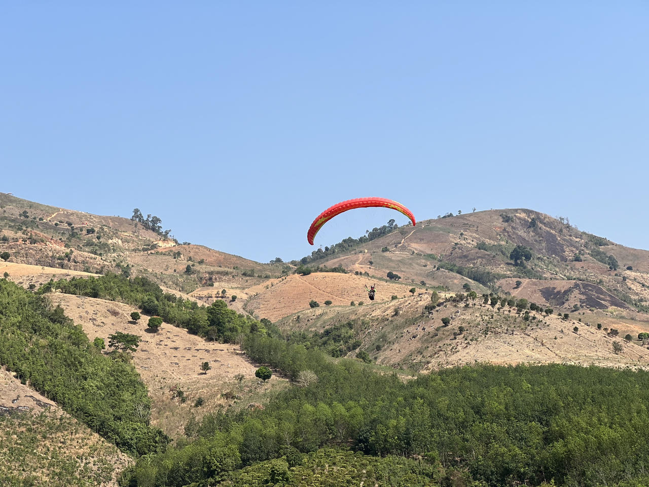 Bay trên dù lượn, khám phá đại ngàn