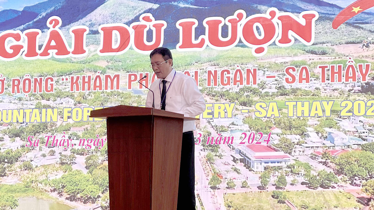 Bay trên dù lượn, khám phá đại ngàn