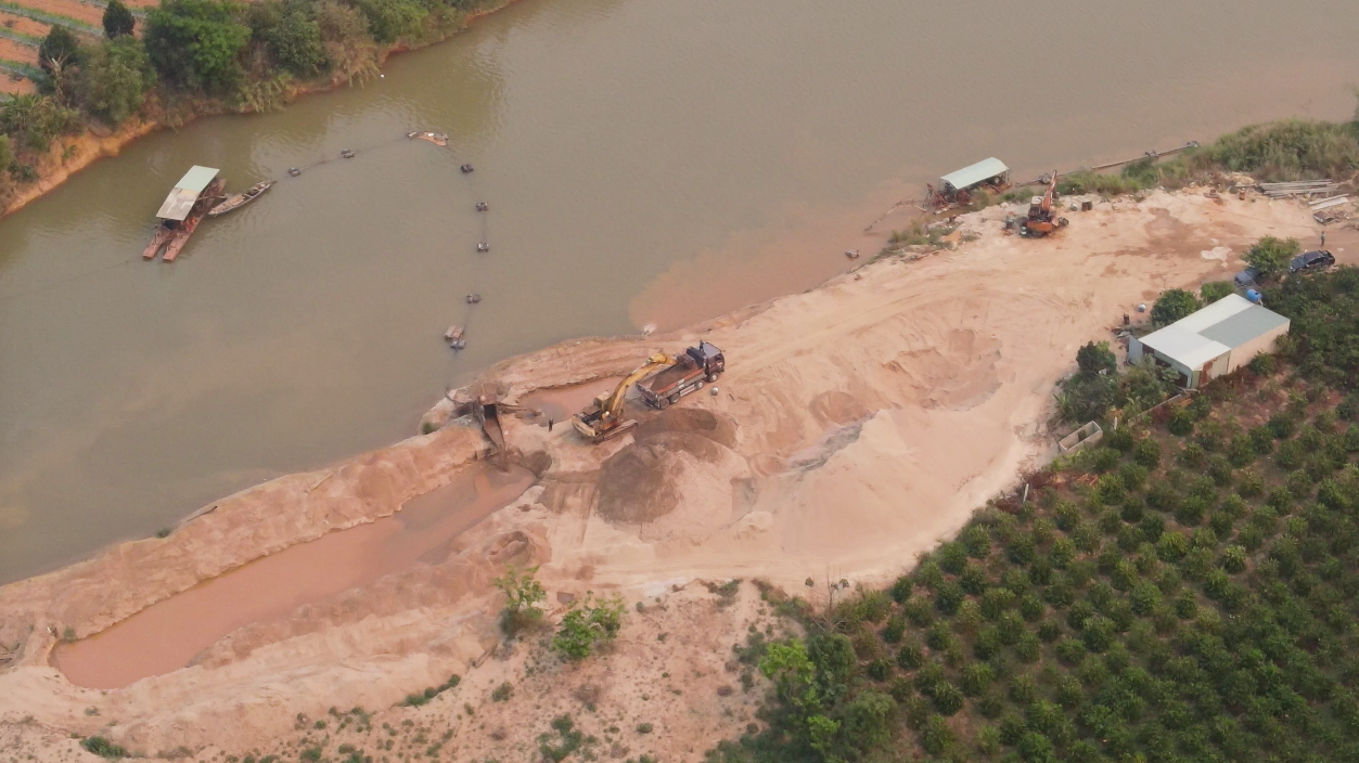 Kon Tum: Xe trọng tải lớn chở cát né trạm cân “cày nát” đường giao thông nông thôn