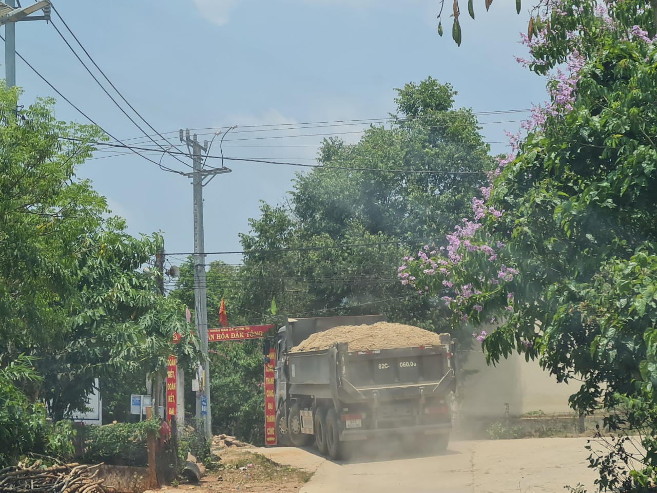 Kon Tum: Xe trọng tải lớn chở cát né trạm cân “cày nát” đường giao thông nông thôn