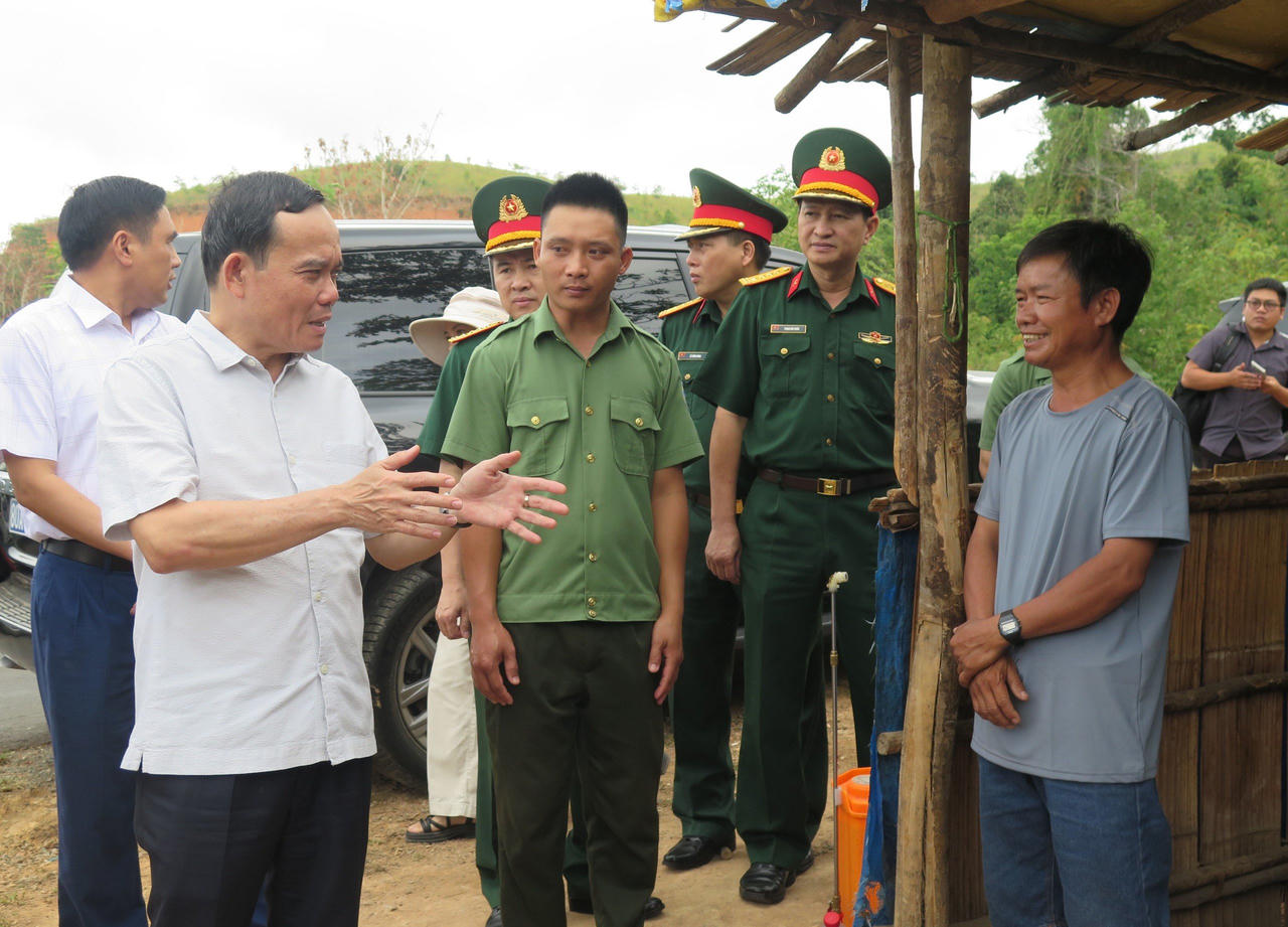 Phó Thủ tướng Trần Lưu Quang kiểm tra công tác phòng, chống cháy rừng tại tỉnh Kon Tum