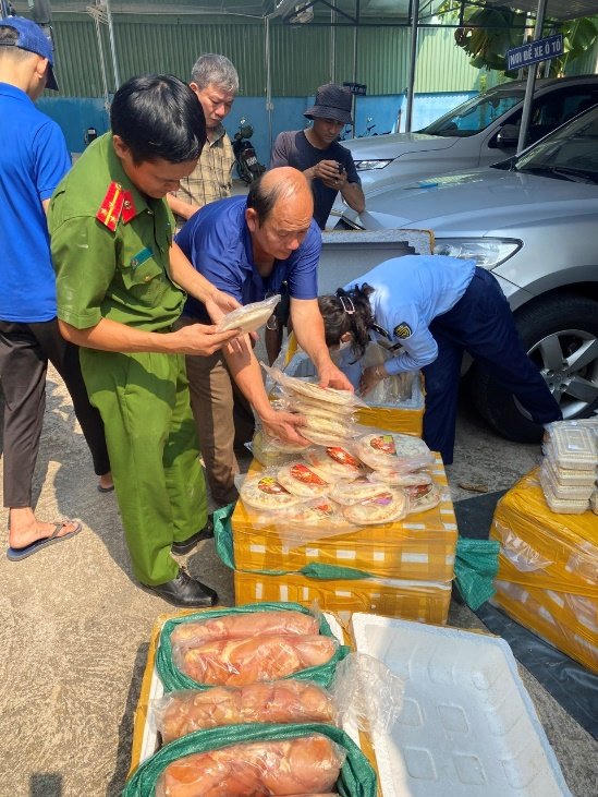 Kon Tum: Phát hiện hơn 100 kg thịt đông lạnh và 2 tấn linh kiện điện tử không rõ nguồn gốc
