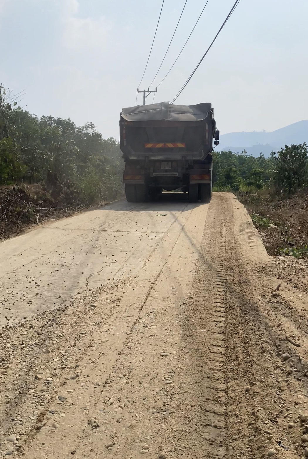Kon Tum: Xe trọng tải lớn chở cát né trạm cân “cày nát” đường giao thông nông thôn