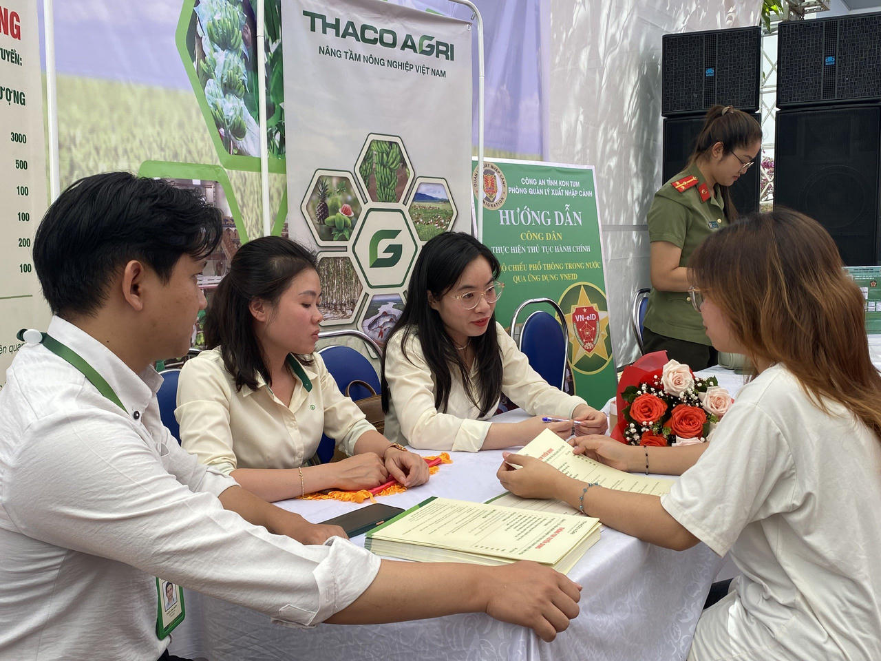 Hơn 9.000 vị trí việc làm trong và ngoài nước chờ người lao động