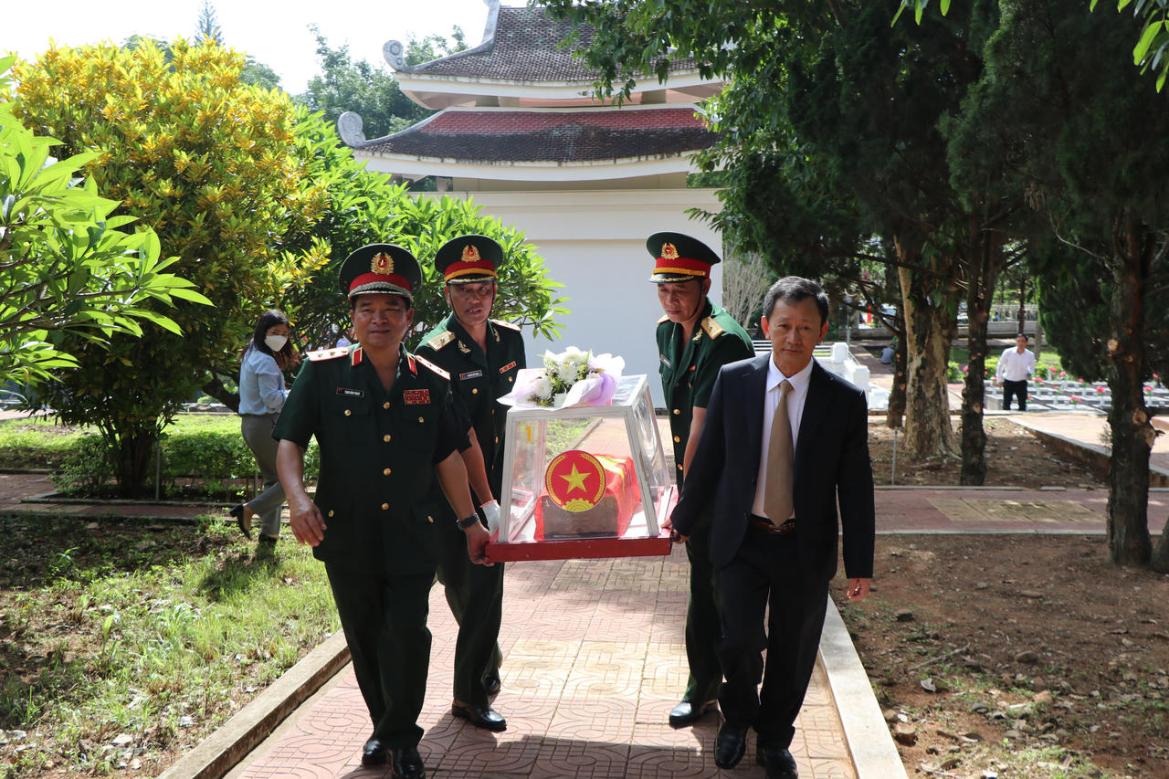 Long trọng truy điệu, an táng hài cốt các liệt sỹ hy sinh tại Lào và Campuchia