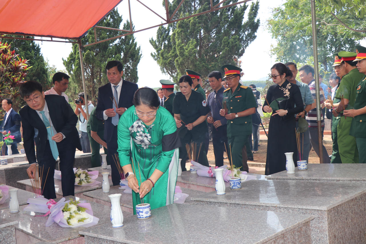 Long trọng truy điệu, an táng hài cốt các liệt sỹ hy sinh tại Lào và Campuchia