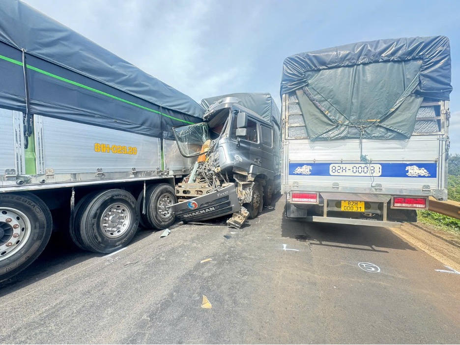 Tai nạn liên hoàn giữa 4 ô tô khu vực đường tránh Buôn Hồ 