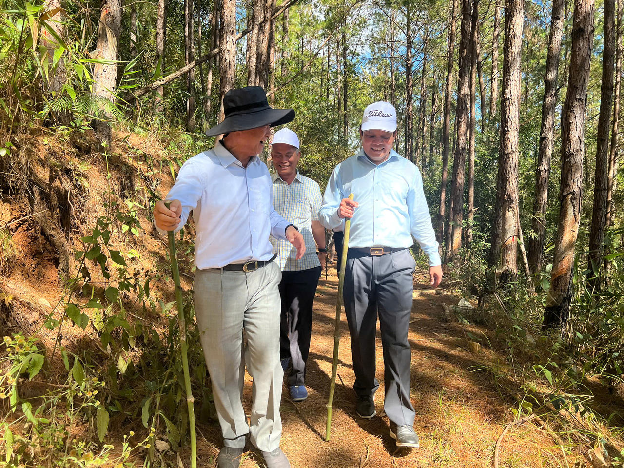 Phó Bí thư Tỉnh ủy Kon Tum trực tiếp trồng cây tại Tu Thó, phấn đấu mục tiêu xây dựng ngôi làng của màu hồng và mùi thơm hương hoa