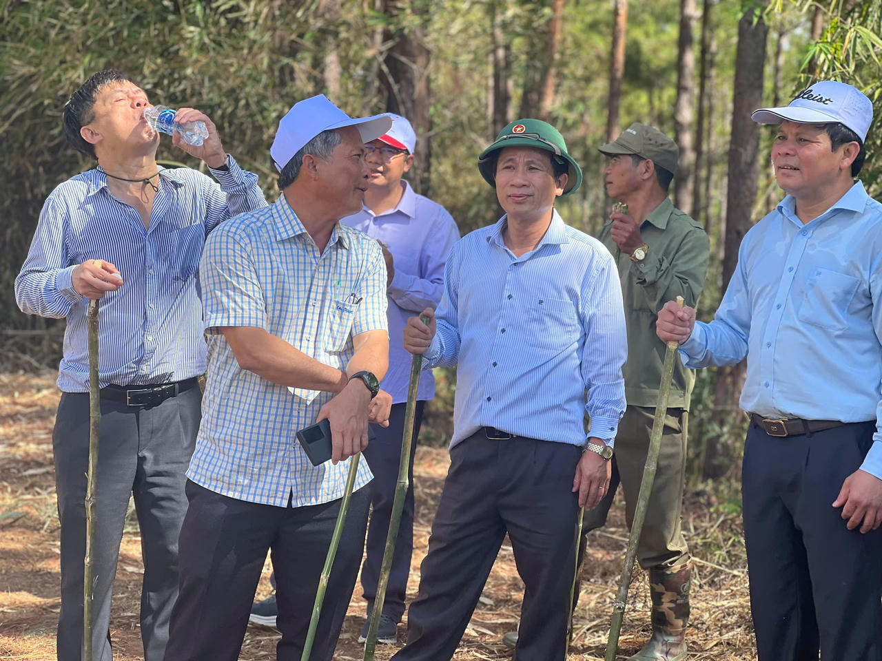 Phó Bí thư Tỉnh ủy Kon Tum trực tiếp trồng cây tại Tu Thó, phấn đấu mục tiêu xây dựng ngôi làng của màu hồng và mùi thơm hương hoa