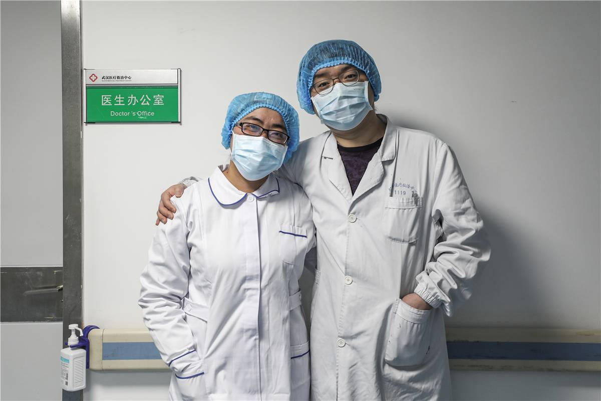 Những đôi vợ chồng bác sĩ cùng chiến đấu với corona