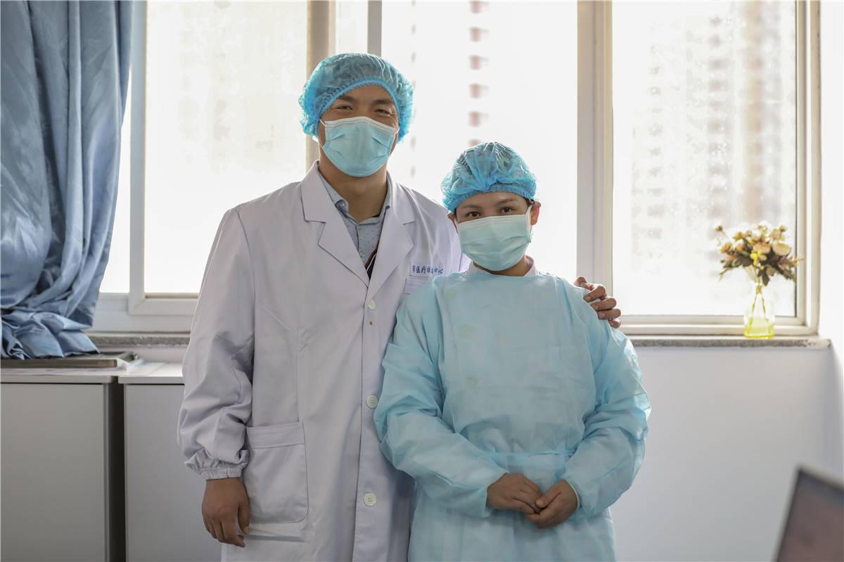 Những đôi vợ chồng bác sĩ cùng chiến đấu với corona