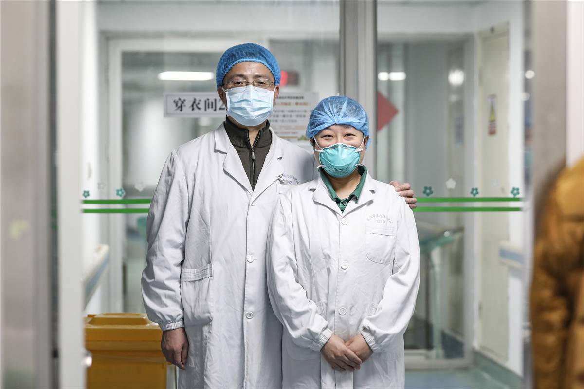 Những đôi vợ chồng bác sĩ cùng chiến đấu với corona