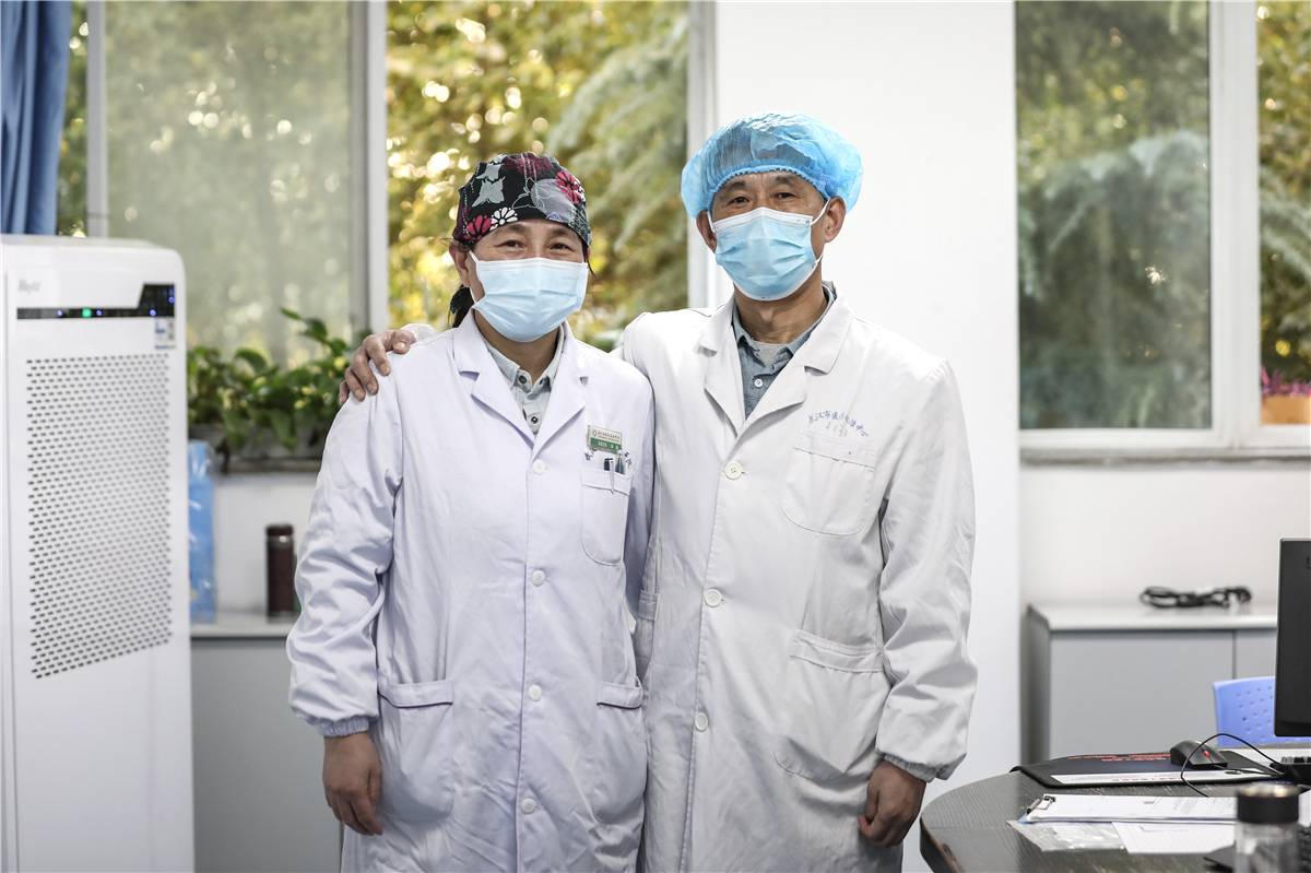 Những đôi vợ chồng bác sĩ cùng chiến đấu với corona