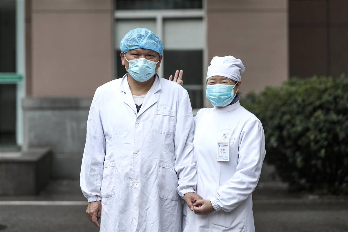 Những đôi vợ chồng bác sĩ cùng chiến đấu với corona