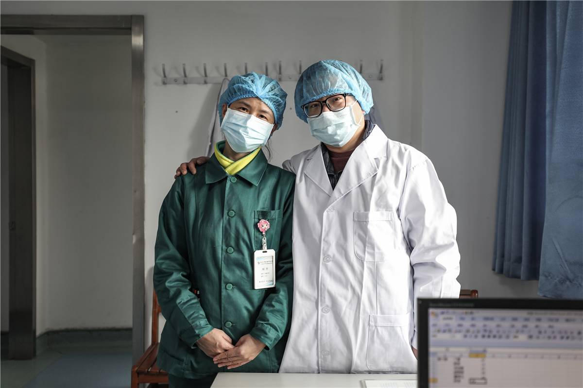 Những đôi vợ chồng bác sĩ cùng chiến đấu với corona