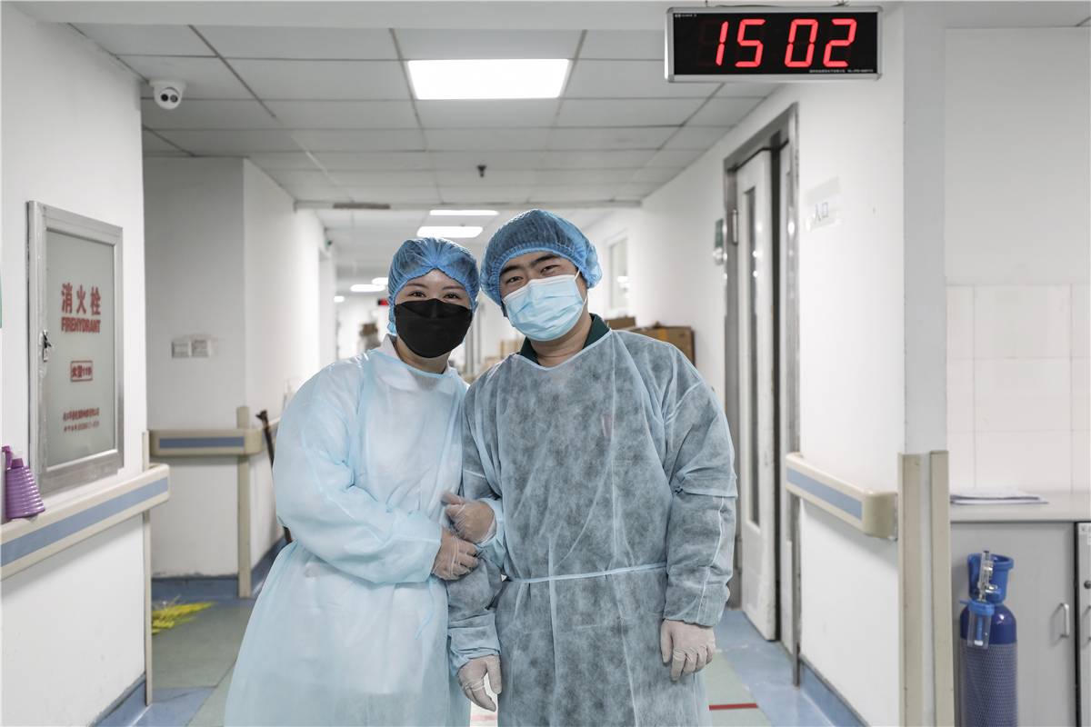 Những đôi vợ chồng bác sĩ cùng chiến đấu với corona