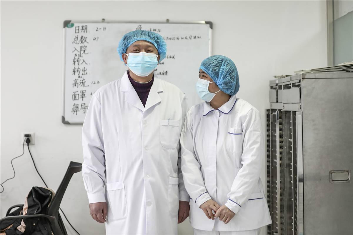 Những đôi vợ chồng bác sĩ cùng chiến đấu với corona