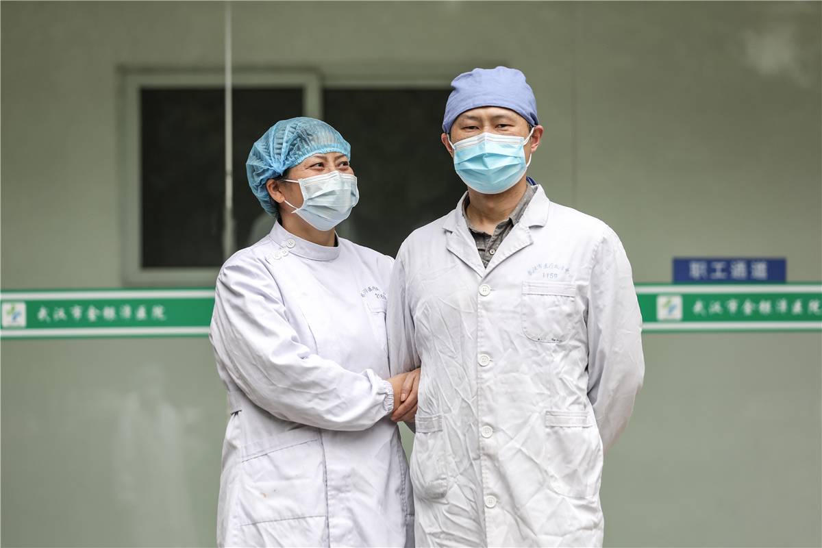 Những đôi vợ chồng bác sĩ cùng chiến đấu với corona