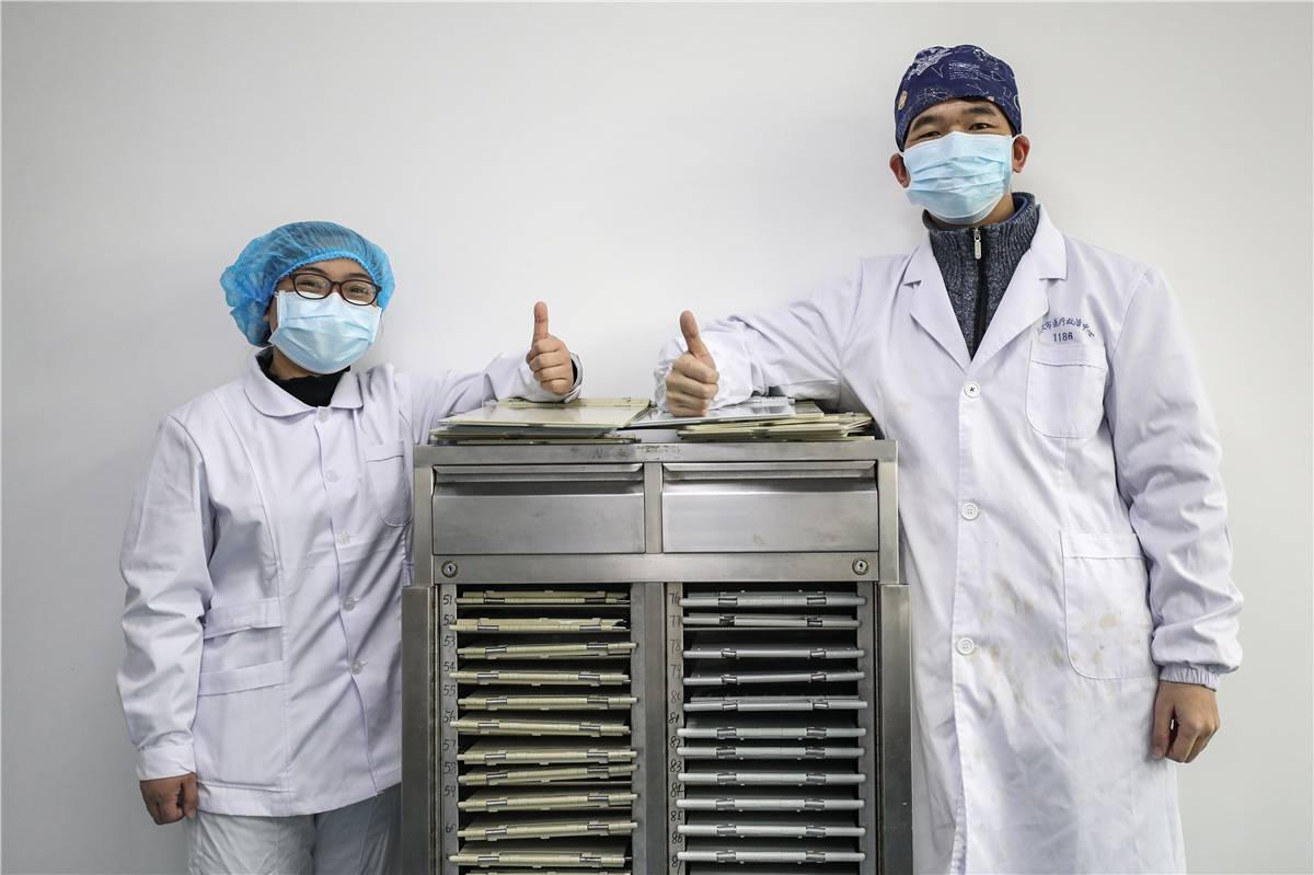 Những đôi vợ chồng bác sĩ cùng chiến đấu với corona