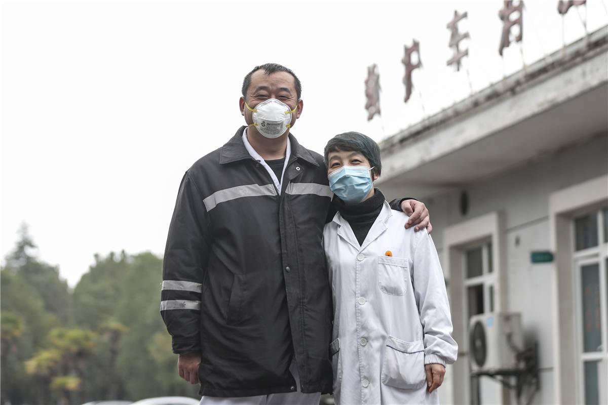 Những đôi vợ chồng bác sĩ cùng chiến đấu với corona