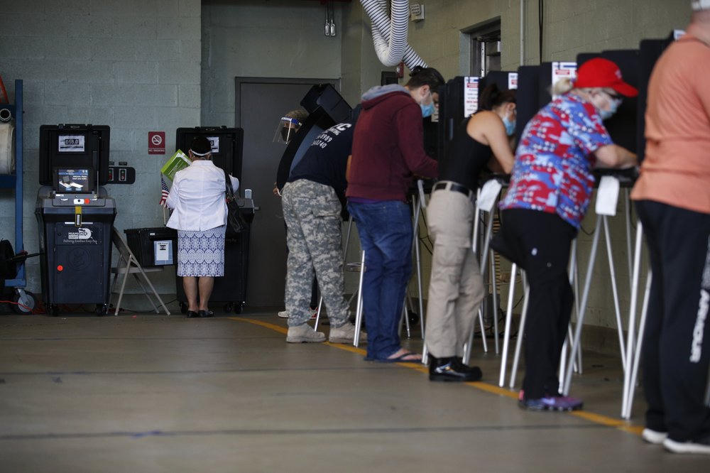 Bầu cử Tổng thống Mỹ: Cử tri Mỹ xếp hàng bỏ phiếu bất chấp dịch Covid-19