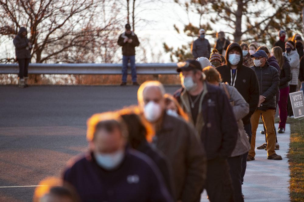 Bầu cử Tổng thống Mỹ: Cử tri Mỹ xếp hàng bỏ phiếu bất chấp dịch Covid-19