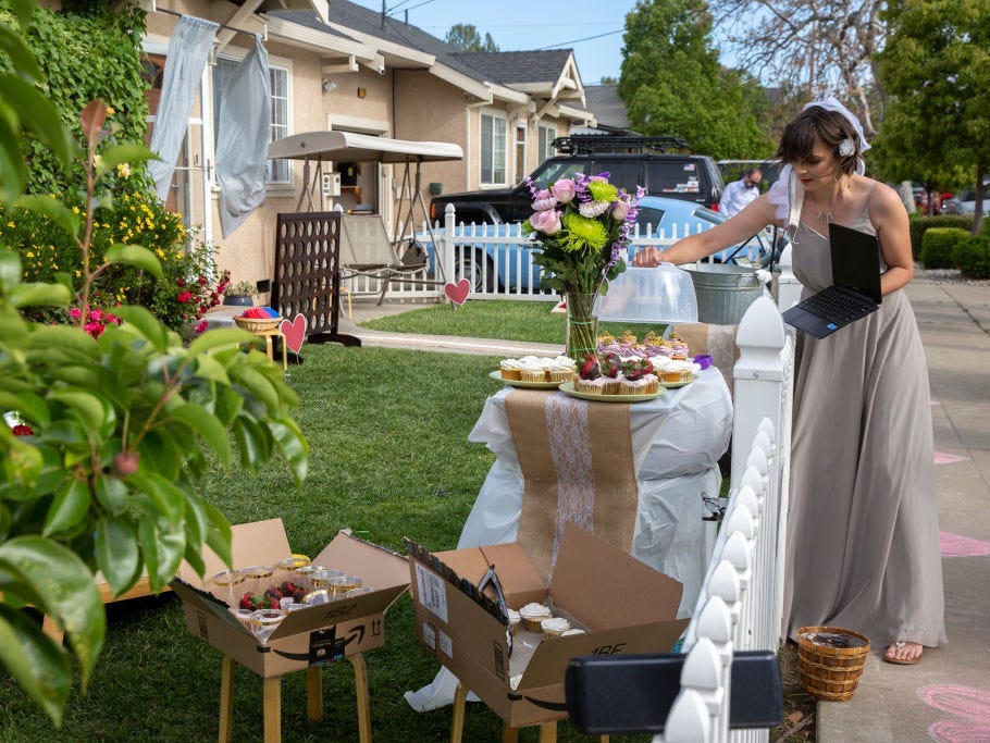 Những hình ảnh cho thấy đám cưới đã thay đổi như thế nào trong đại dịch