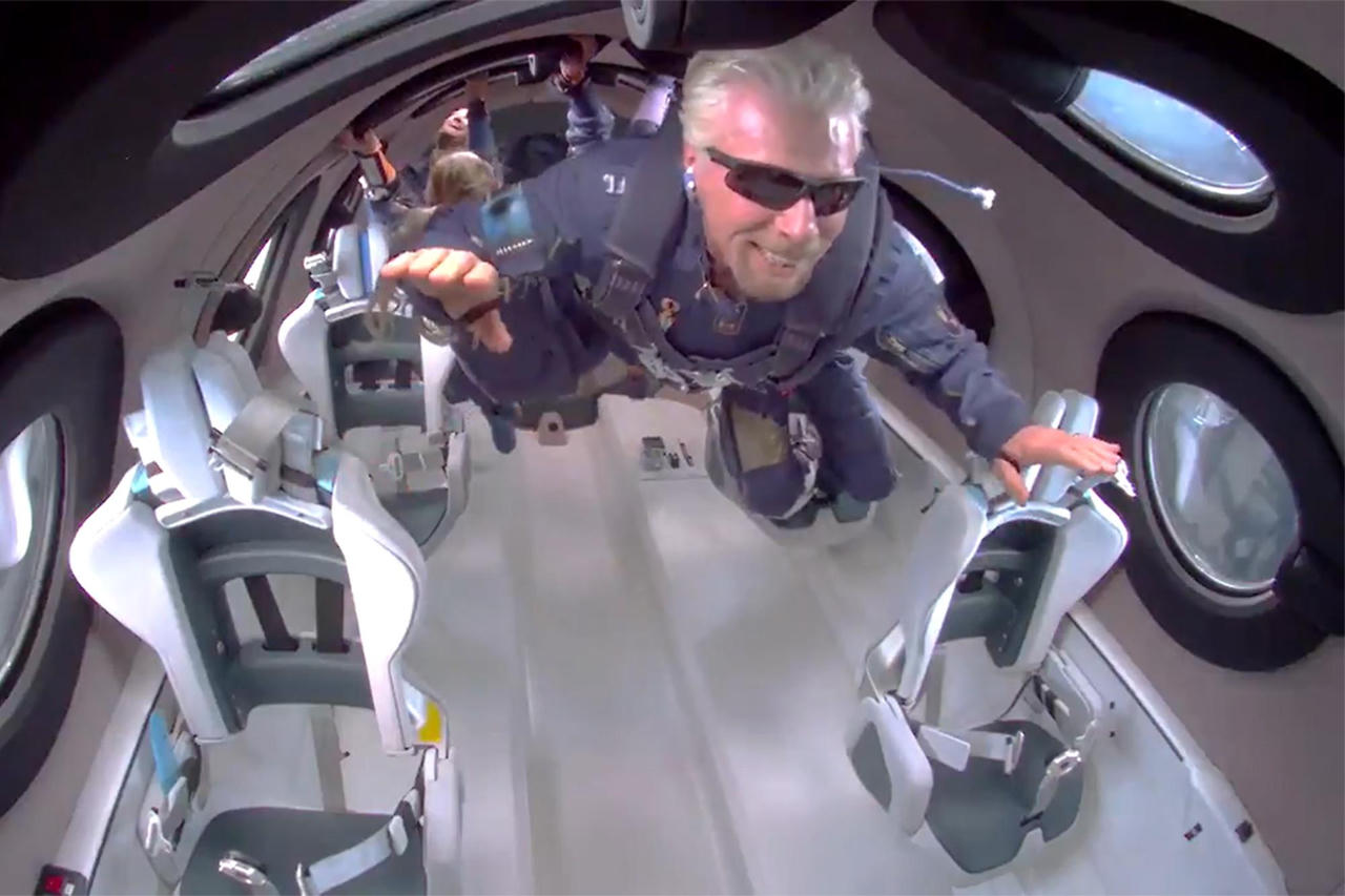 Tỉ phú đầu tiên bay vào vũ trụ trên con tàu của riêng mình