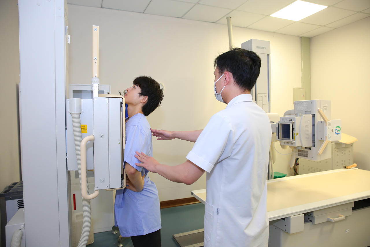 Mỗi gói khám sức khỏe góp thêm một hy vọng cho người lao động nghèo về quê ăn Tết 