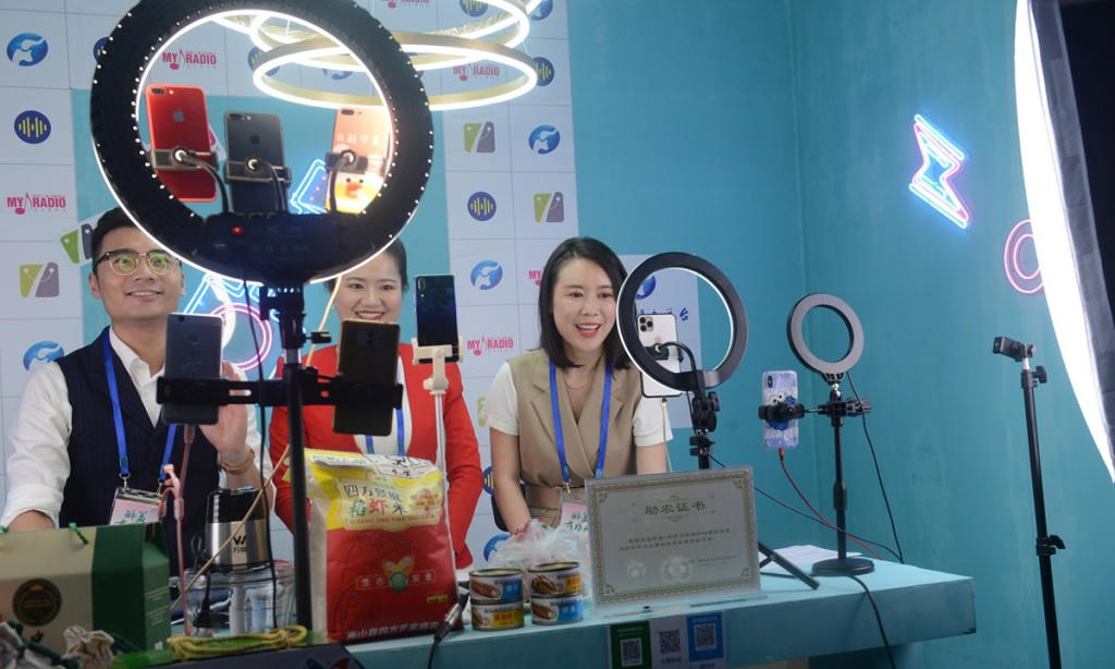 Khi niềm tin của người tiêu dùng bị lợi dụng: Trách nhiệm nào cho người nổi tiếng?