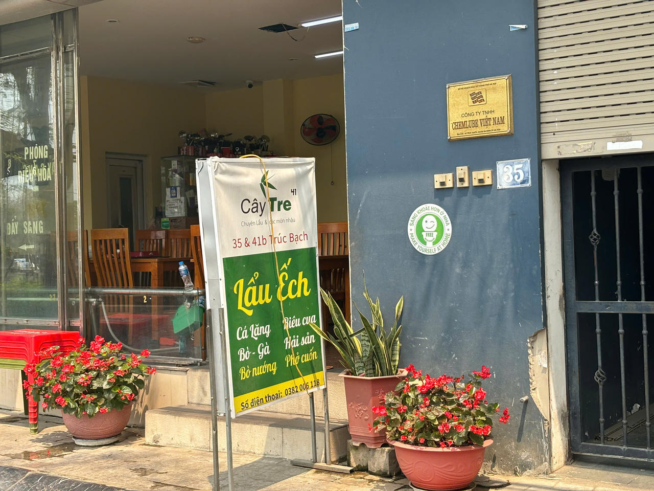 Hà Nội: Du khách và chủ hộ kinh doanh hào hứng với mô hình "đi nhờ nhà vệ sinh" miễn phí