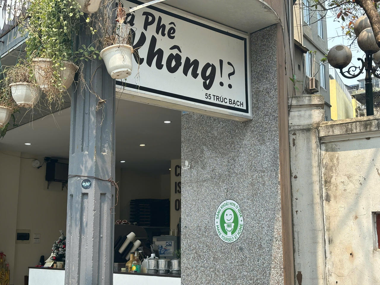 Hà Nội: Du khách và chủ hộ kinh doanh hào hứng với mô hình "đi nhờ nhà vệ sinh" miễn phí