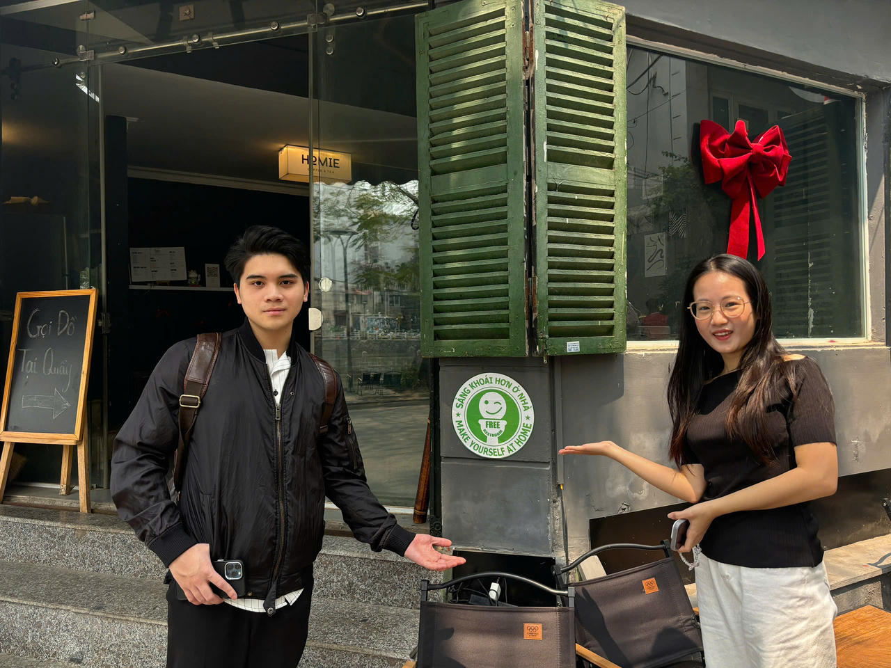 Hà Nội: Du khách và chủ hộ kinh doanh hào hứng với mô hình "đi nhờ nhà vệ sinh" miễn phí