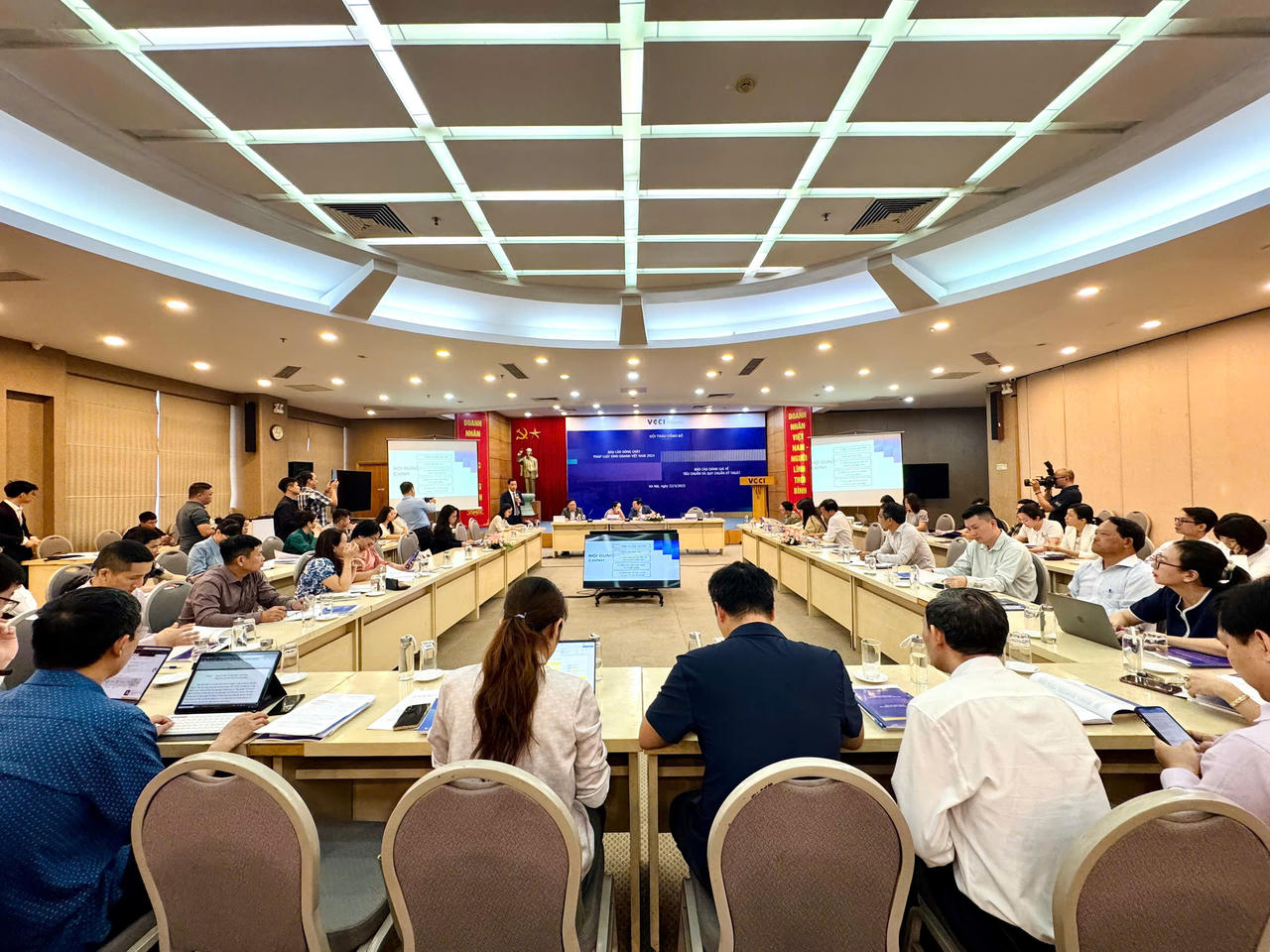 Góc nhìn từ báo cáo mới của VCCI: Gỡ vướng cho doanh nghiệp và kỳ vọng đột phá chính sách 