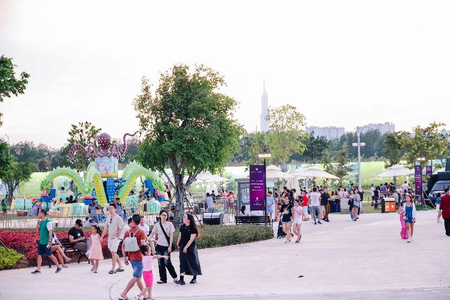 Hàng nghìn người dân đổ về The Global City, tâm điểm vui chơi, giải trí mới của TP HCM