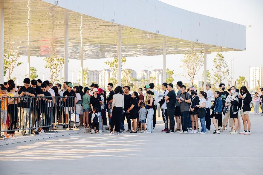 Hàng nghìn người dân đổ về The Global City, tâm điểm vui chơi, giải trí mới của TP HCM