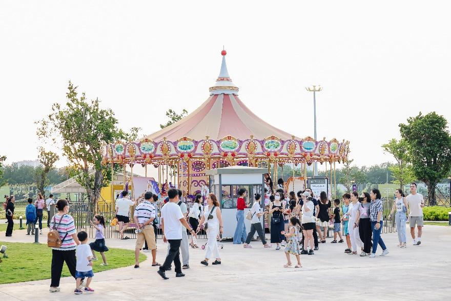 Hàng nghìn người dân đổ về The Global City, tâm điểm vui chơi, giải trí mới của TP HCM