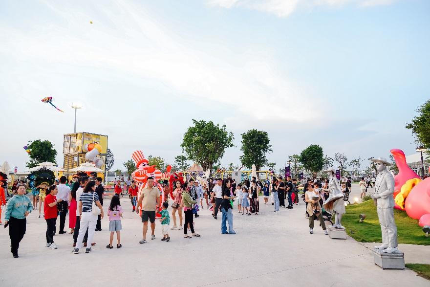 Hàng nghìn người dân đổ về The Global City, tâm điểm vui chơi, giải trí mới của TP HCM