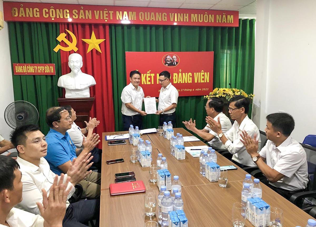 Phía sau những ly sữa tươi sạch