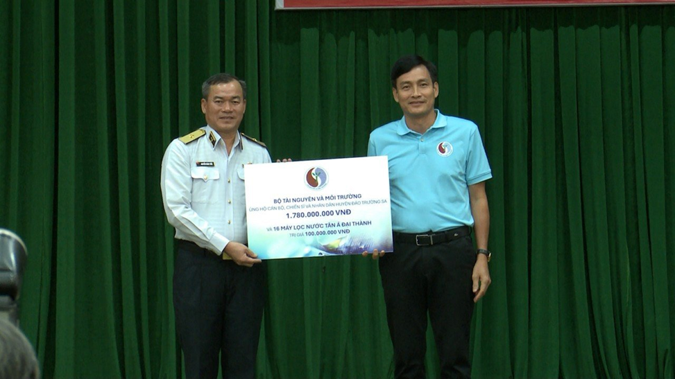 Tân Á Đại Thành “gửi ân tình” đến Trường Sa