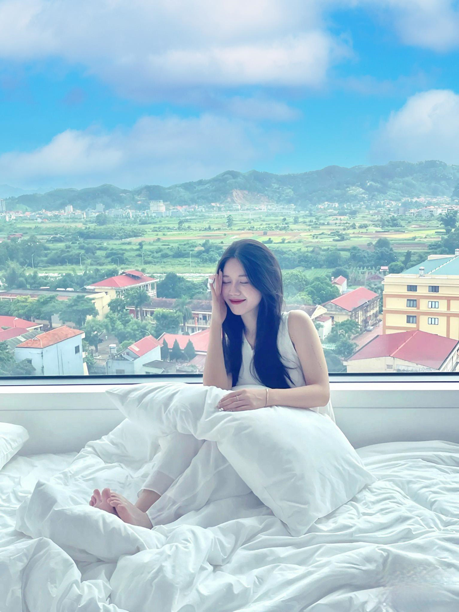 Gen Z chơi lạ: Book phòng khách sạn chỉ để sống ảo với bầu trời, đáng tiền hay không?