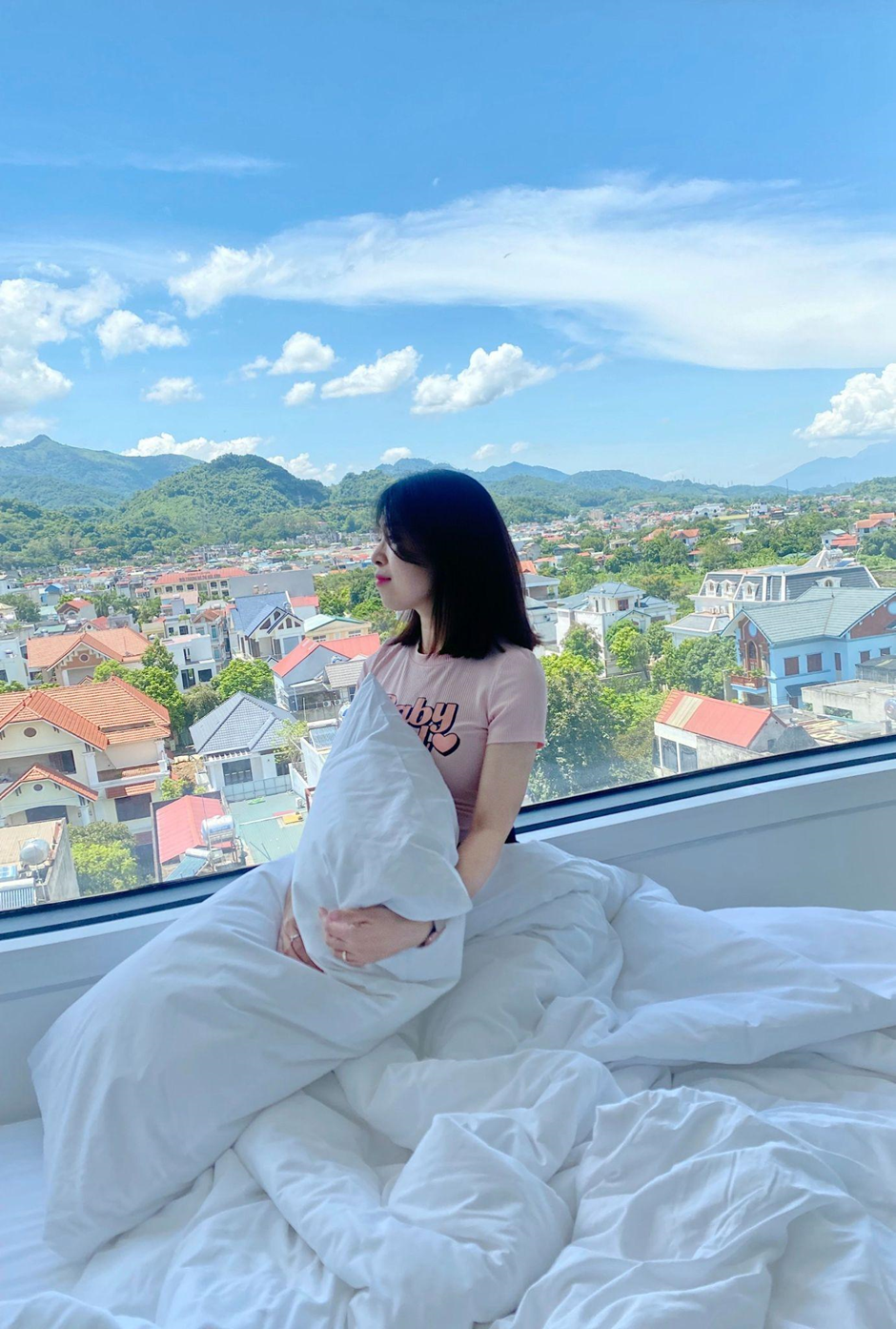 Gen Z chơi lạ: Book phòng khách sạn chỉ để sống ảo với bầu trời, đáng tiền hay không?