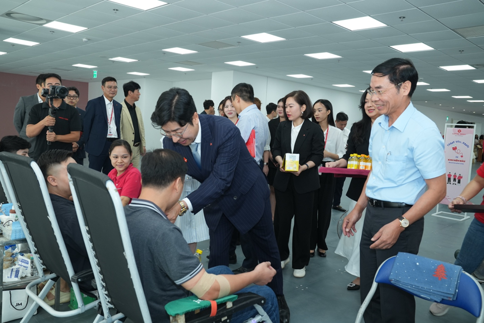 Tiệc sinh nhật đặc biệt của Lotte Mall West Lake Hà Nội