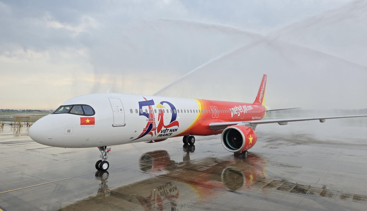 Tàu bay Vietjet với hình ảnh đặc biệt mừng quan hệ Đối tác Chiến lược Toàn diện Việt Nam – Pháp về tới TP HCM