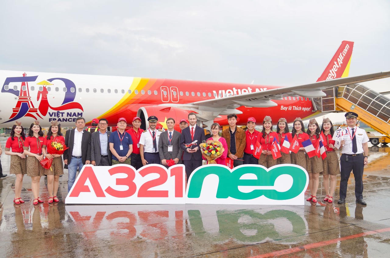 Tàu bay Vietjet với hình ảnh đặc biệt mừng quan hệ Đối tác Chiến lược Toàn diện Việt Nam – Pháp về tới TP HCM